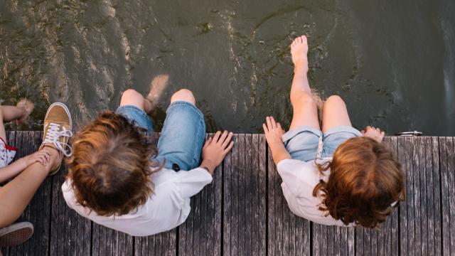 Bains-sur-oust_pieds_dans_leau2.jpg